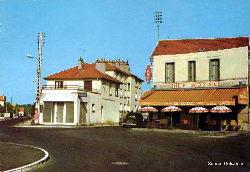 91 Yerres Le Rond Point Pasteur et son Bureau de Tabac.jpg